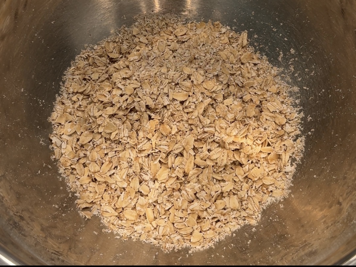 Pulsed oats of various textures in a bowl